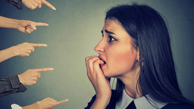 Le poids du regard des autres : comment s’en libérer ?
